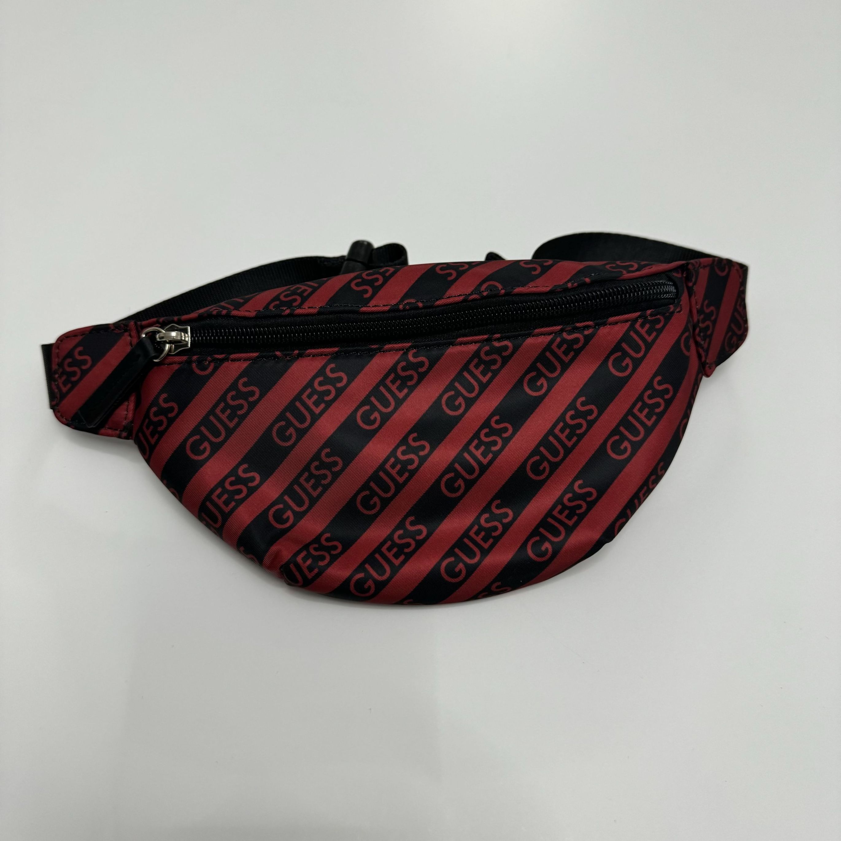 Cangurera rojo con lineas negras letras guess