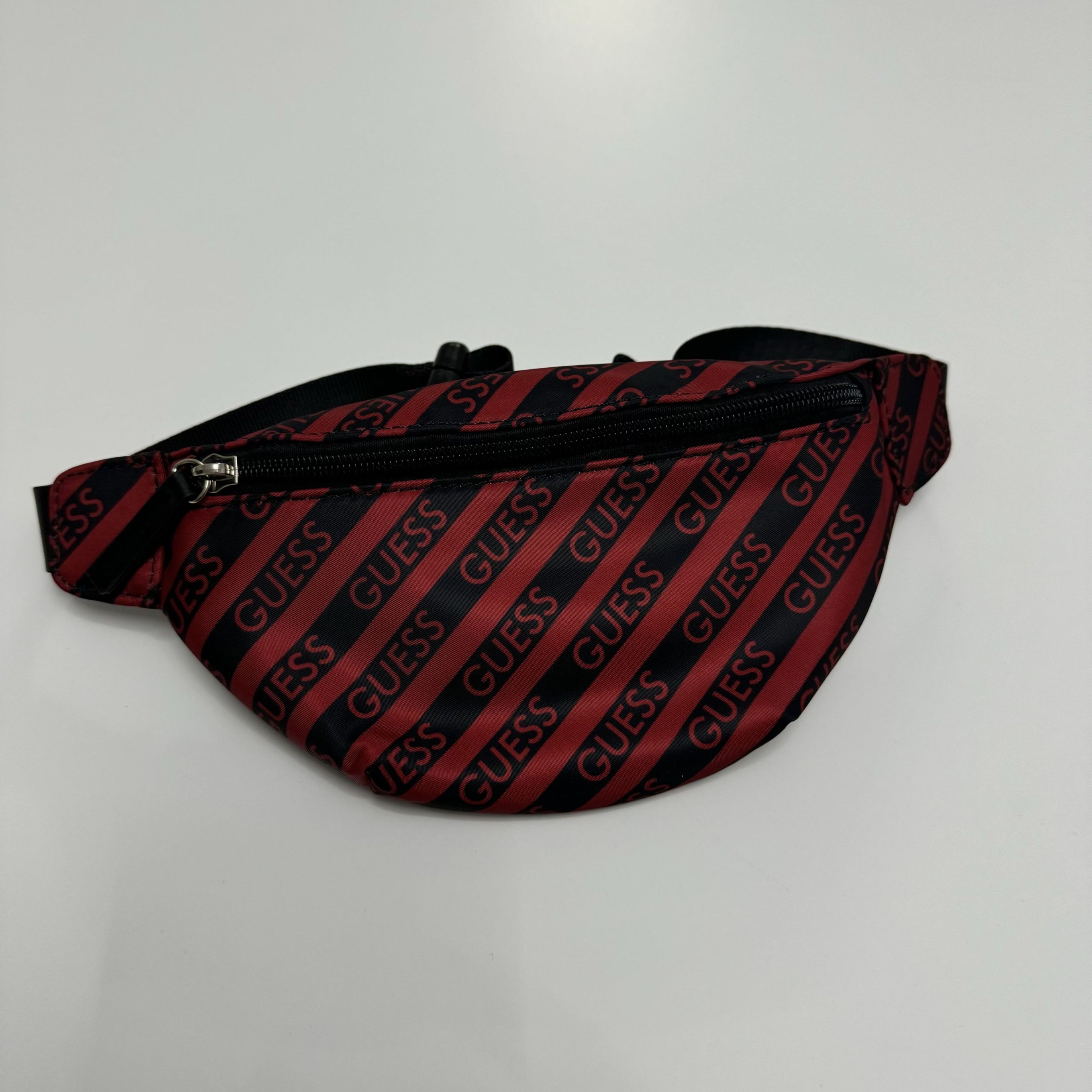 gue001-cangurera-rojo-con-lineas-negras-letras-guess-  