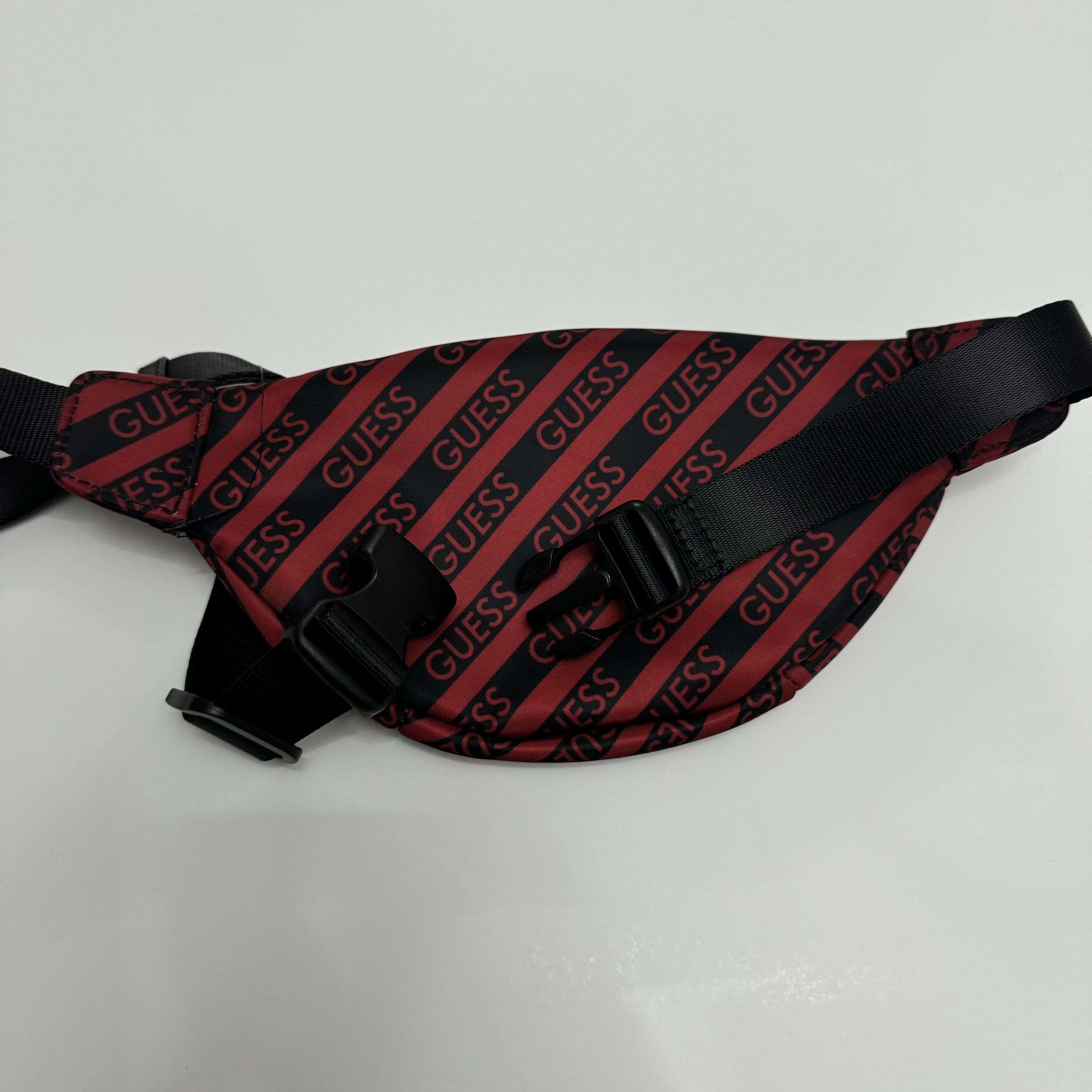 gue001-cangurera-rojo-con-lineas-negras-letras-guess-  