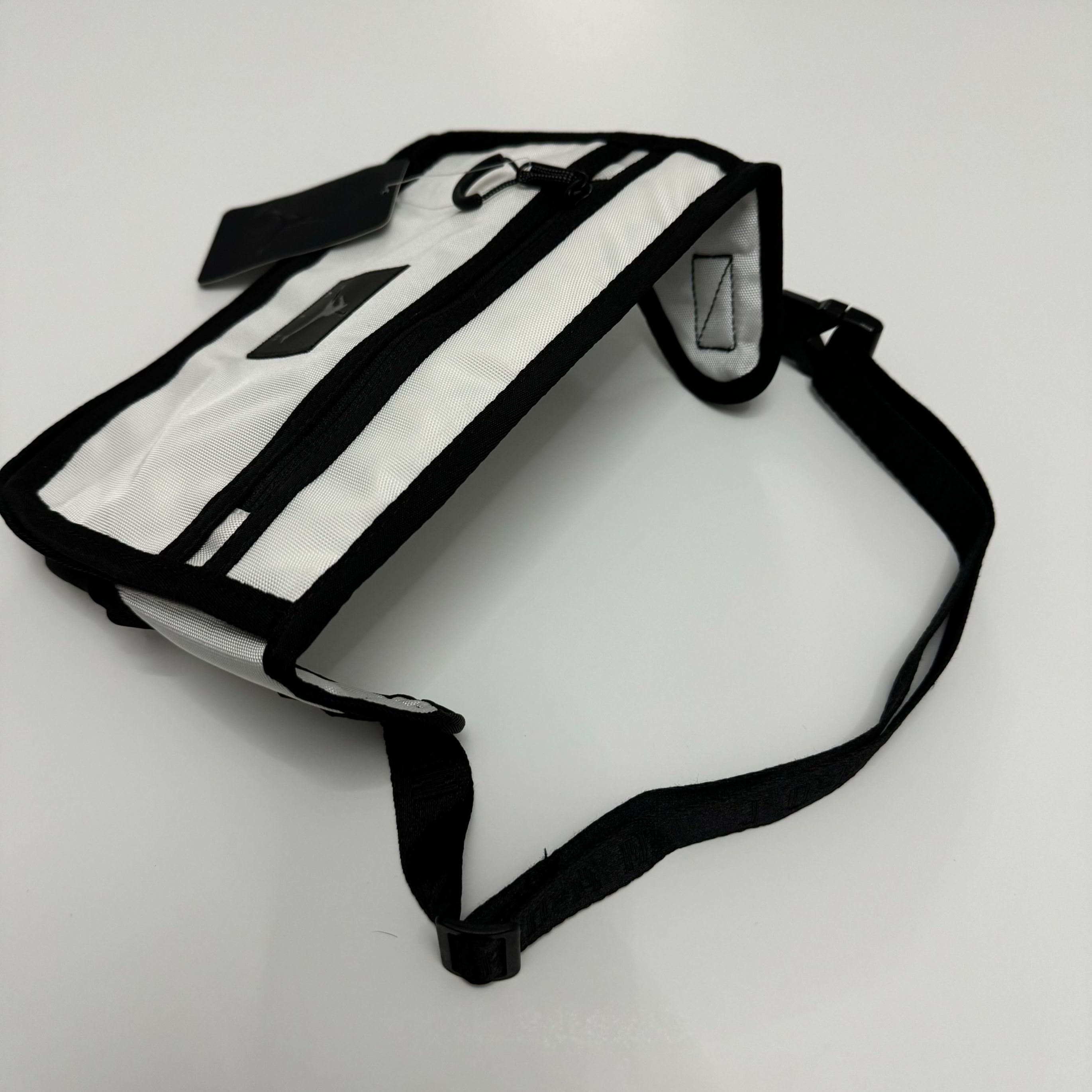 nike001-cangurera-blanco-con-negro-jordan-  