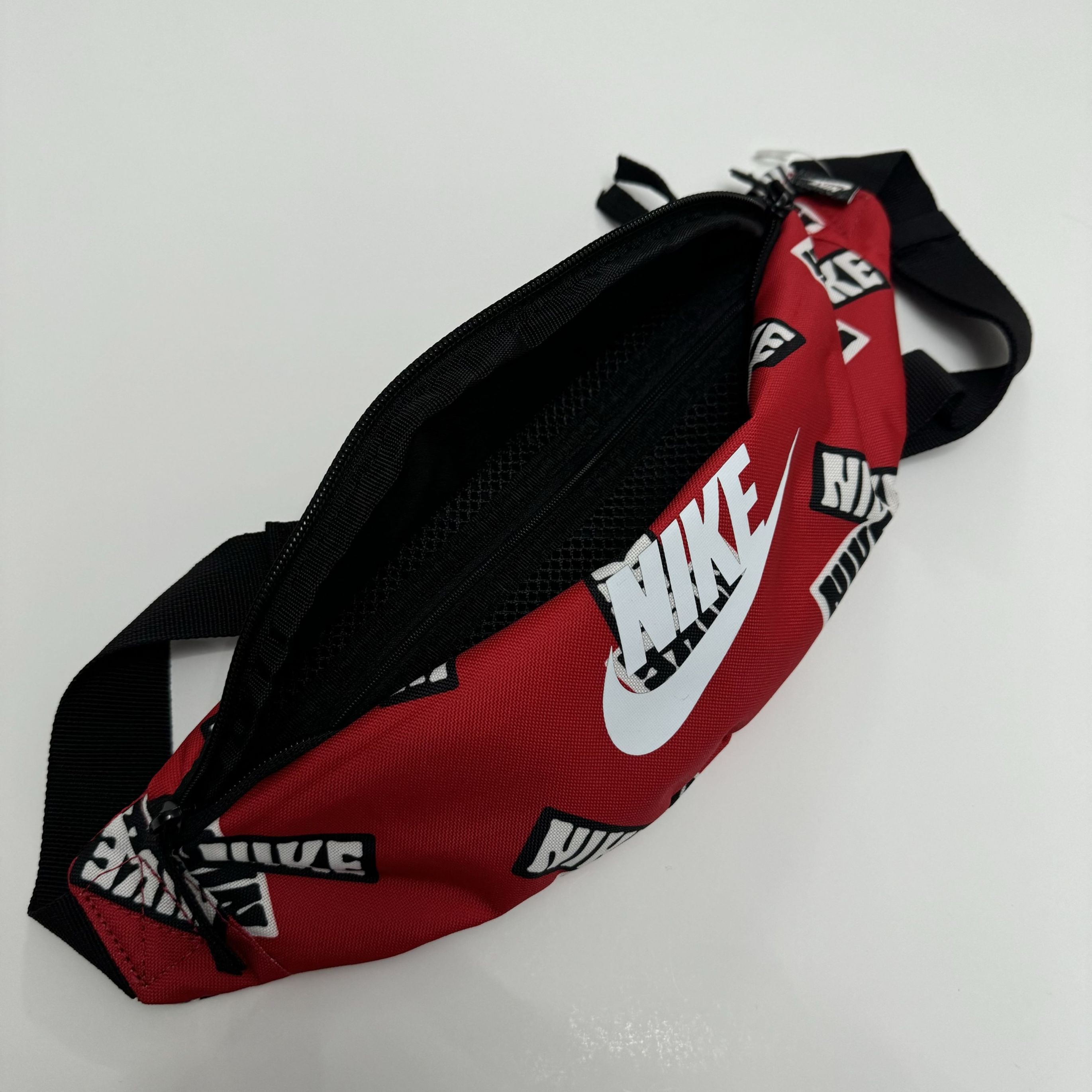 nike002-cangurera-rojo-con-cuadros-nike-  