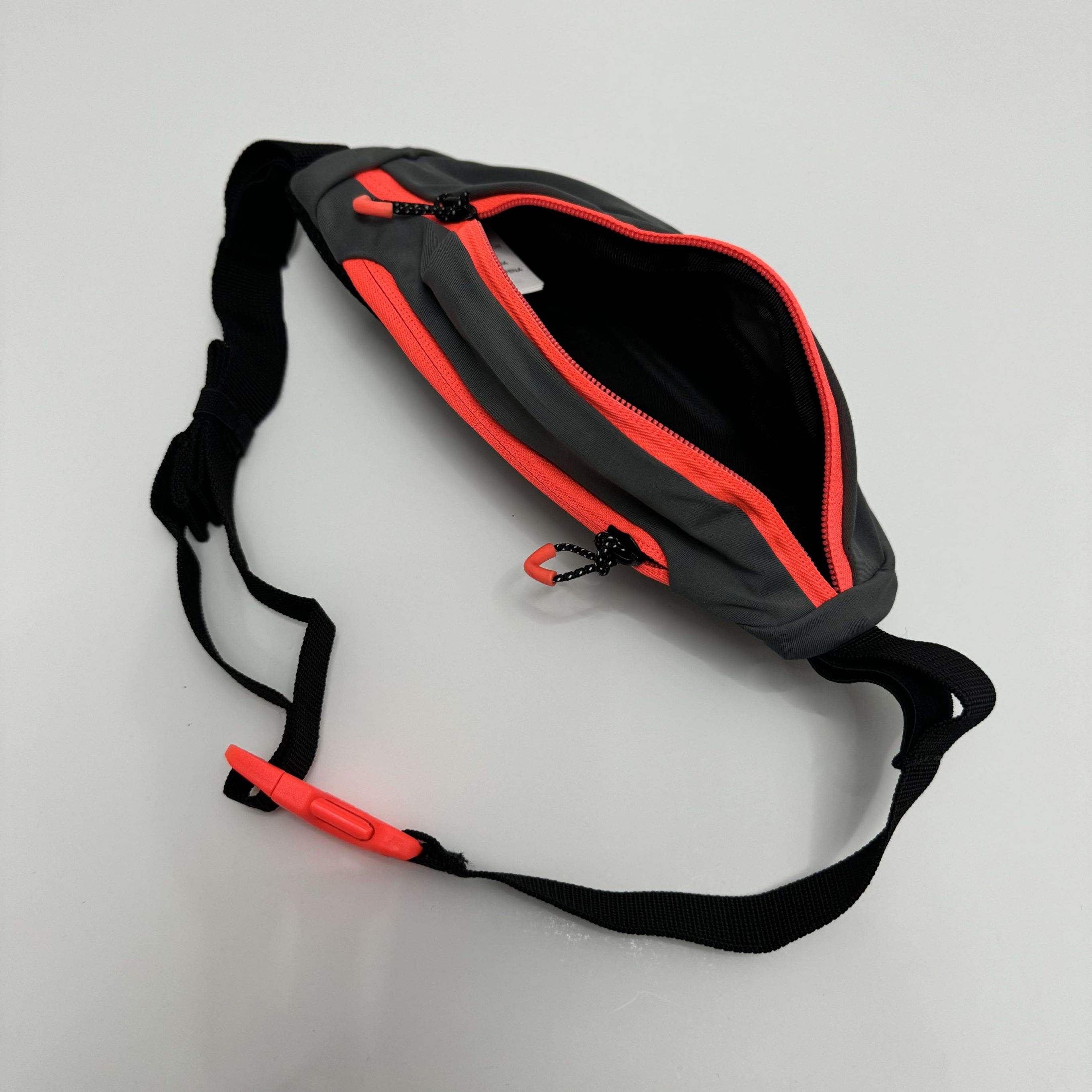 puma001-cangurera-gris-cierre-naranja-  