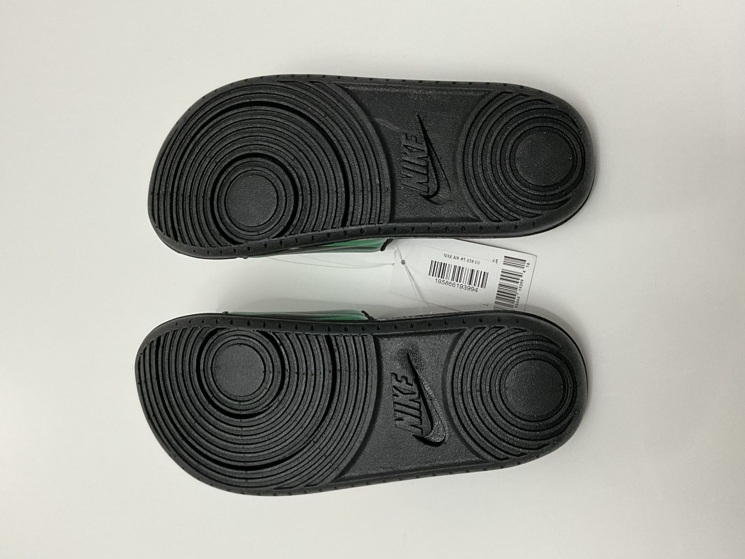 nike009-sandalia negra lineas verde y naranja-  