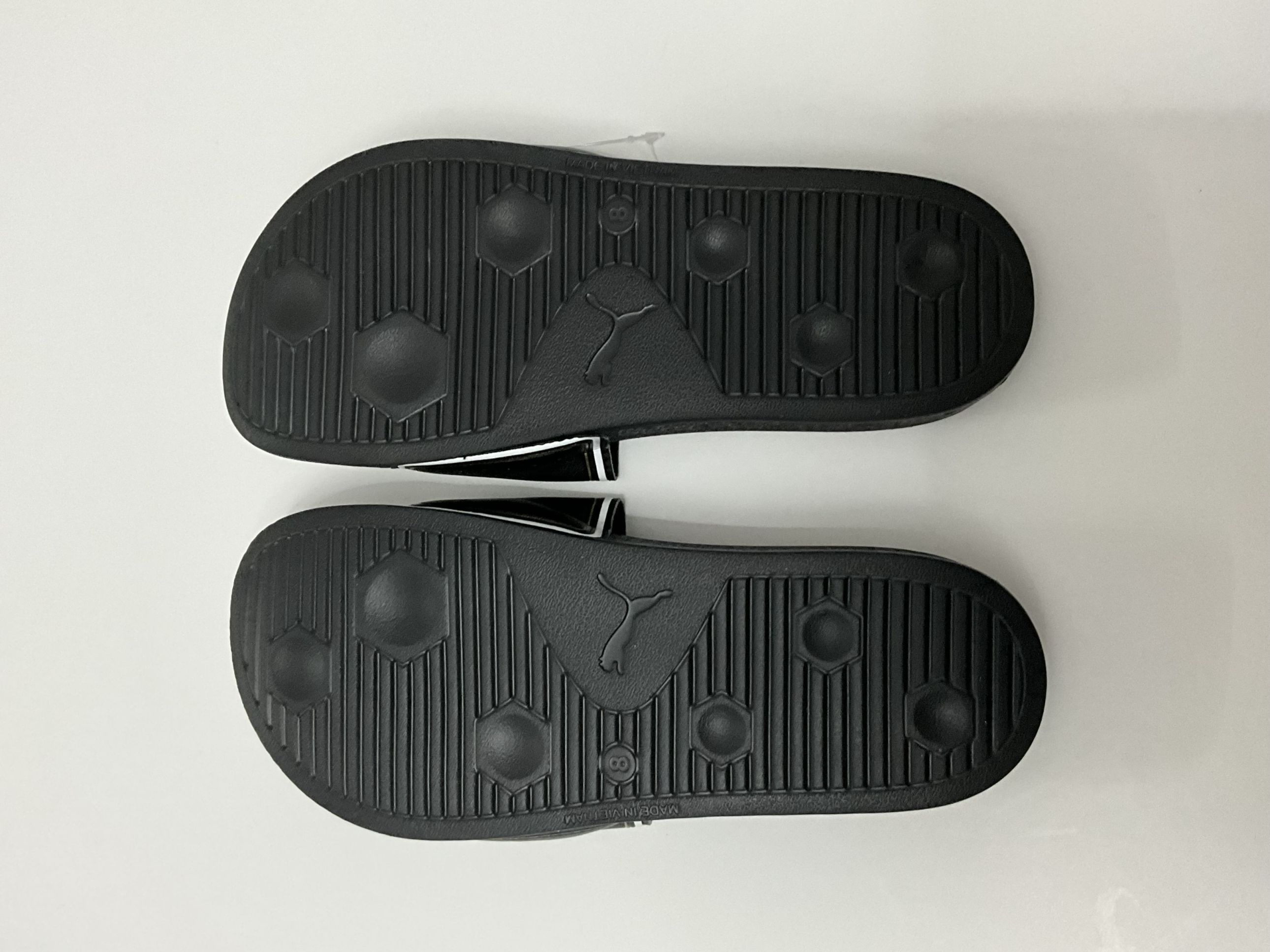 puma009-sandalia-negra-letras-blanca-linea-dorada-7mx-  