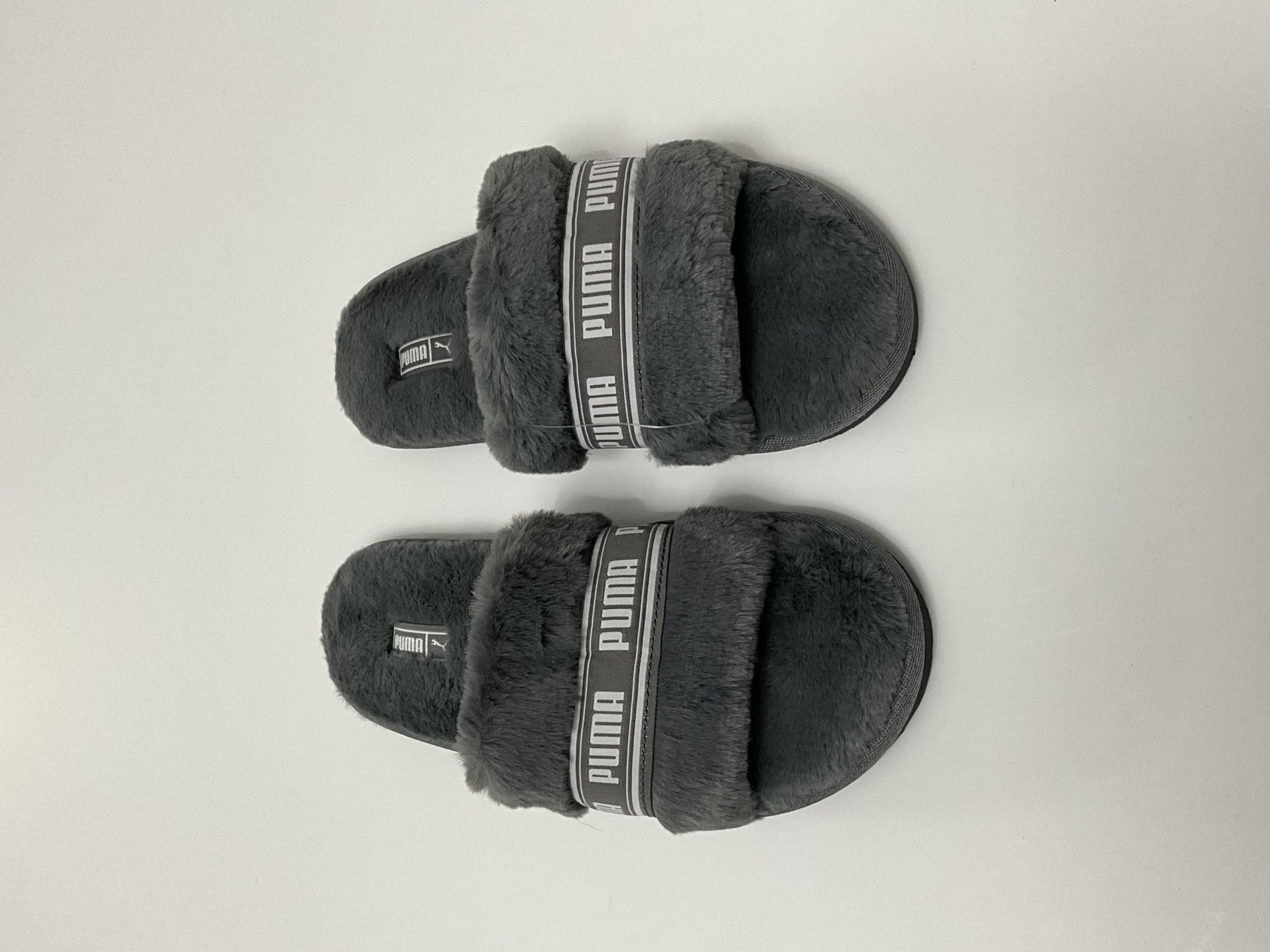 Pantufla gris peluche